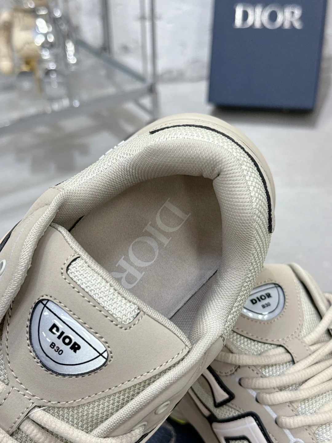 Men's men's shoes 💰600❤️❤️❤️High version Dior Dior's latest color matching B30 series reflective dad sneakers original 17380💰 purchased for development and production Brand new B30 sneakers Dad Shoes style shoes that follow the trend of the retro market The Dior logo on the tongue also indicates that this pair of shoes is the B30 model! B30 uses fine-textured leather and mesh cloth materials to form a shoe body. There are conspicuous letters CD on both sides of the shoe body to indicate identity. Many lines on the shoe body outline details to make the shoes look less monotonous and full of retro flavor. The delivery counter is exquisitely packaged🛍📦 ▪️Fabric: Original customized technical fabric + mesh ▪️Inner lining: Customized breathable lining ▪️Outsole: Original molded IP foam + TPU outsole ▪️Sole thickness: 3.5CM ▪️Size: Women’s size 35-40 / Men’s size 39-46
